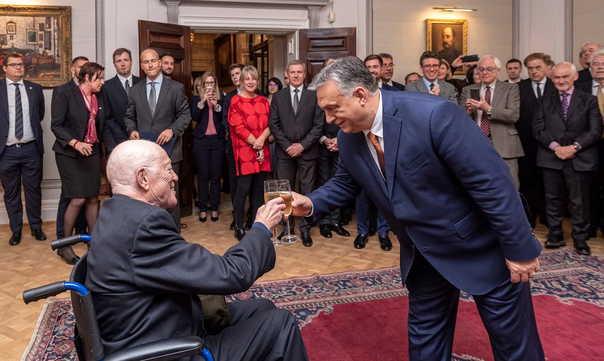 Orbán kitüntetést vitt a filozófusnak, aki szerinte előre látta az illegális migráció veszélyeit