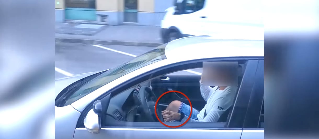 Anyósülésről, telefonálva vezetett egy autós oktató Budapesten