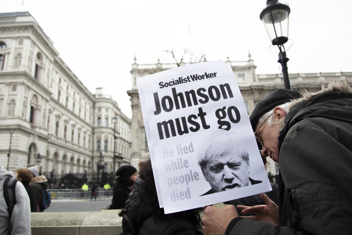 Túlélte a Brexitet, túlélte a Covidot, a bulizás lesz a veszte Boris Johnsonnak?