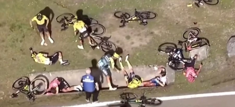 Videón a Baszk körversenyen történt hatalmas bukás, a legnagyobb sztárok estek ki