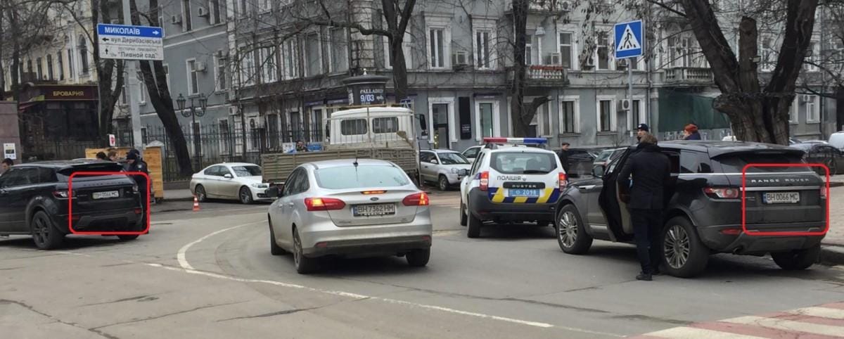 Itt valami nagyon nem stimmel: két ugyanolyan rendszámú autó találkozott a forgalomban
