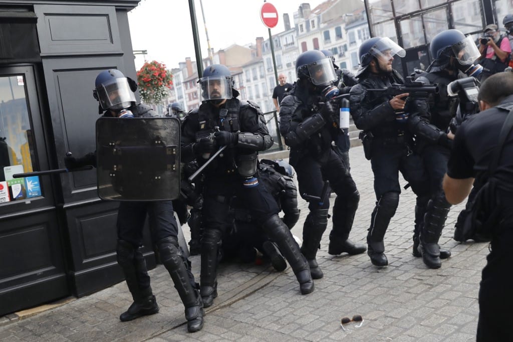 Könnygázt vetettek be a G7 elleni tüntetésen Bayonne-ban