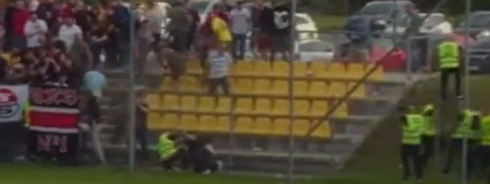 Összecsaptak a Honvéd meccsén a biztonságiak a szurkolókkal, végül a drukkerek futamították meg az őröket