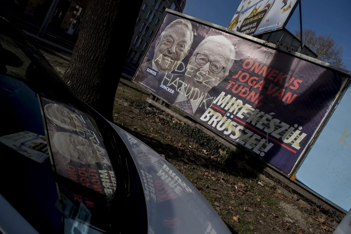 Átragasztja a Jobbik a kormány plakátjait