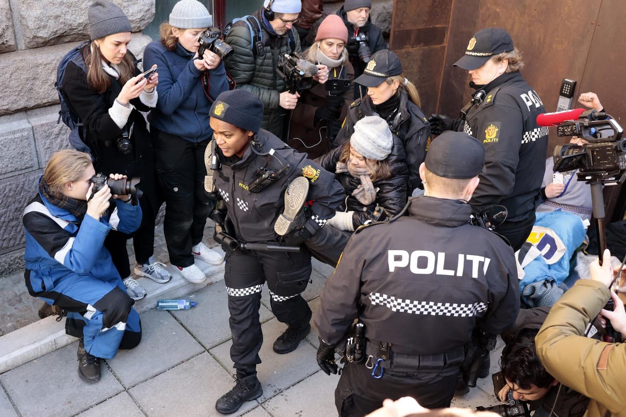 Kétszer is elvitték a rendőrök a norvég minisztériumok előtt tüntető Greta Thunberget