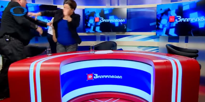 Repültek a poharak: újabb grúziai műsorban verekedtek össze politikusok – videó