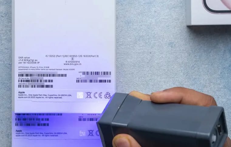 Tegye a dobozt UV-fény alá, máris láthatja a trükköt: az Apple titokban megoldotta, hogy senkit se lehessen átverni egy hamis iPhone-dobozzal