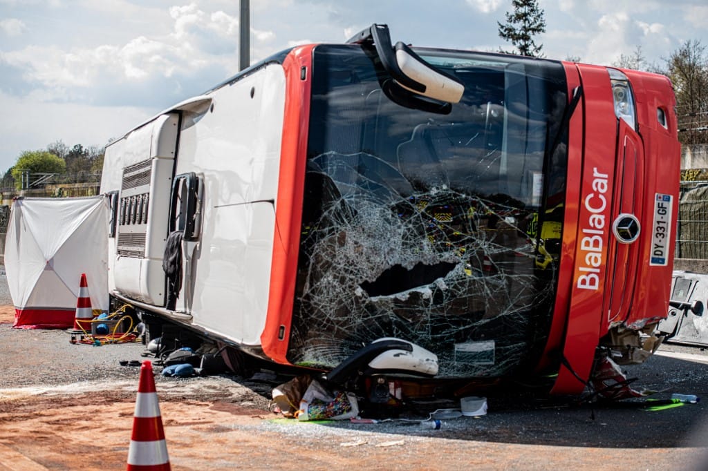 Ketten meghaltak egy buszbalesetben Belgiumban, a sofőr bedrogozva vezetett