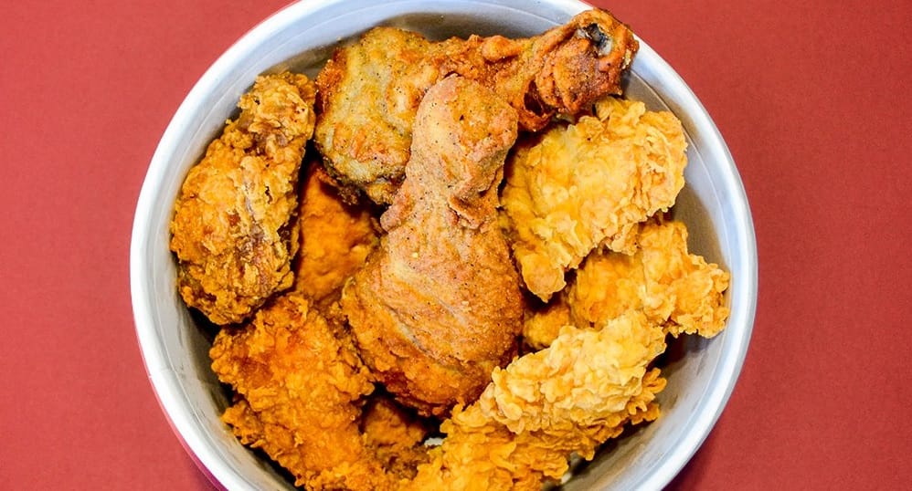 Kirúgták a KFC-ben verekedő biztonsági őrt, felfüggesztették a műszakvezetőt