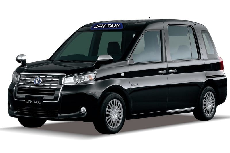 Jönnek a pápamobilos Toyota taxik 