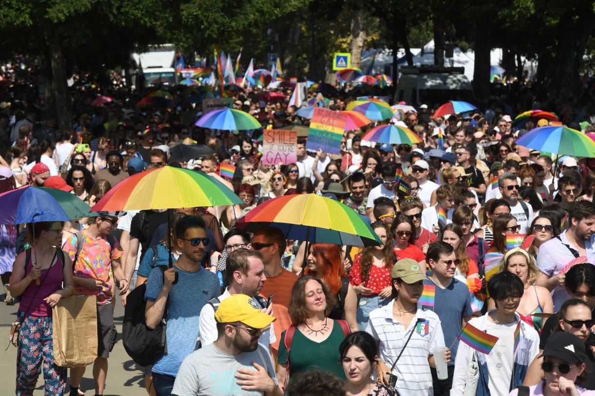 Pride: Röhögni fogunk ezen a suttyó, melegellenes rezsimen
