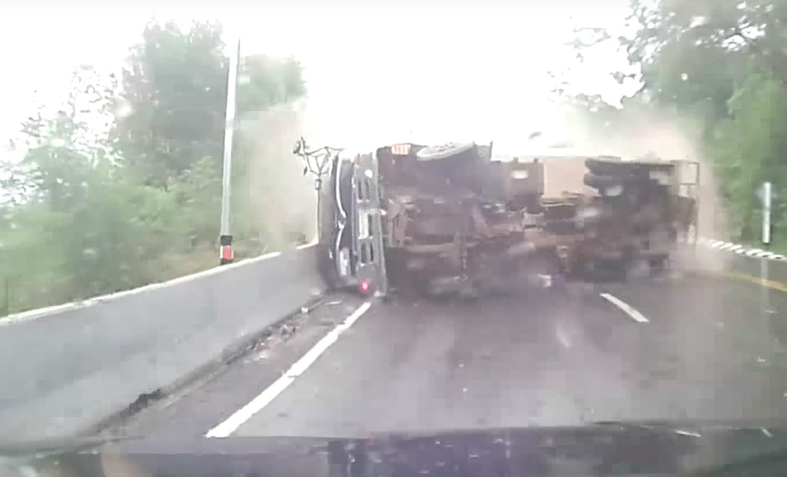 Elcsapta a teherautó a motorost, de még így járt a legjobban – videó
