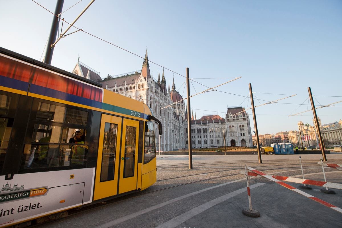 Balhé volt a 2-es villamoson, menekültek az utasok