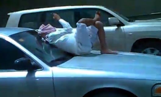 Videó: száguldó autó motorháztetején mobilozik egy őrült arab