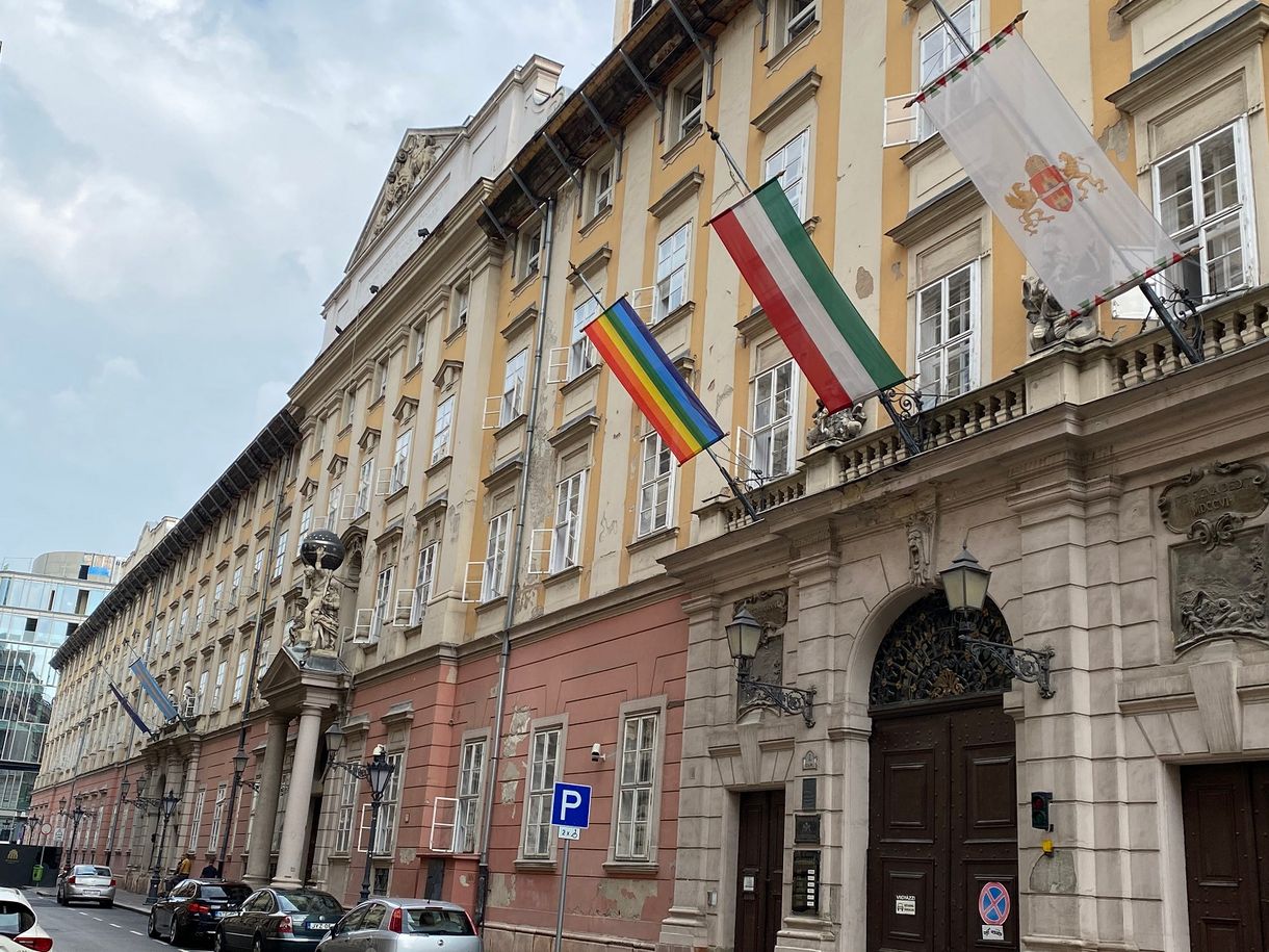 Visszakerült a szivárványos zászló a budapesti városházára, amit Novák Előd szedett le