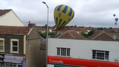 Fotó: háztetőkre zuhant egy hatalmas hőlégballon