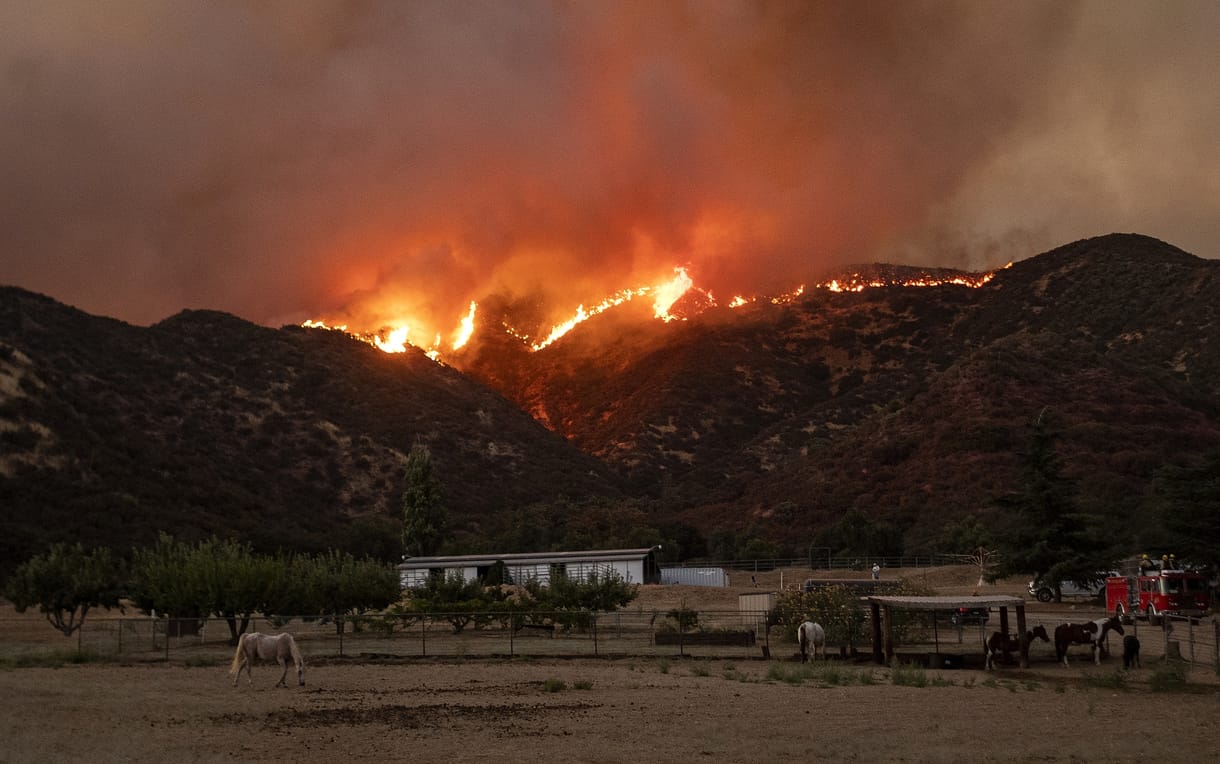 Narancssárgára festették a bozóttüzek Kalifornia egét - videó