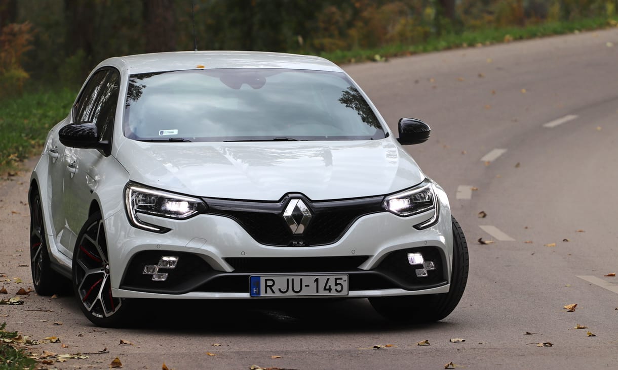 Nem tréfa, trófea: meghajtottuk a 300 lóerős Renault Megane-t