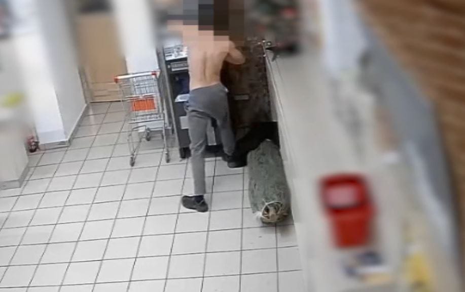 Kávéautomatába szorult egy üvöltöző férfi keze