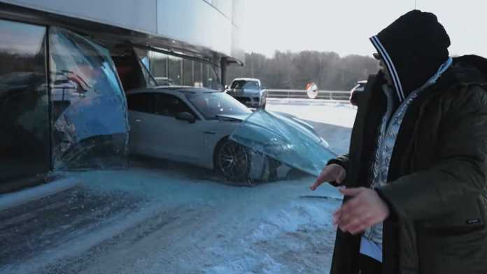 Áthajtott egy Porsche-kereskedés ablakán a lájkokért – videó