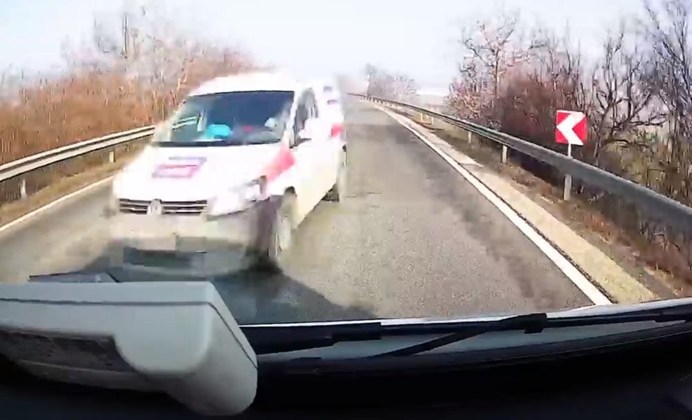 Kézilabdacsapat ült a kisbuszban, amely hajszálnyira volt a frontális ütközéstől – videó