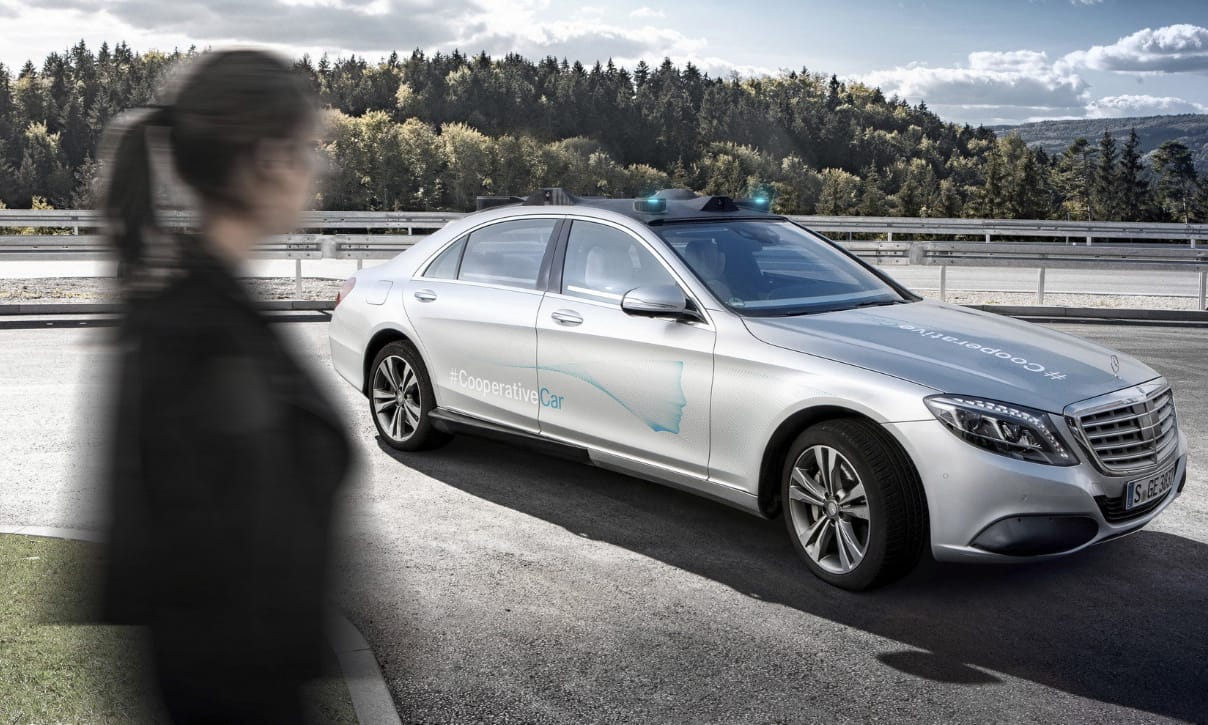 Az S-osztályos Mercedes automata fényjelzéssel kommunikál a gyalogosokkal