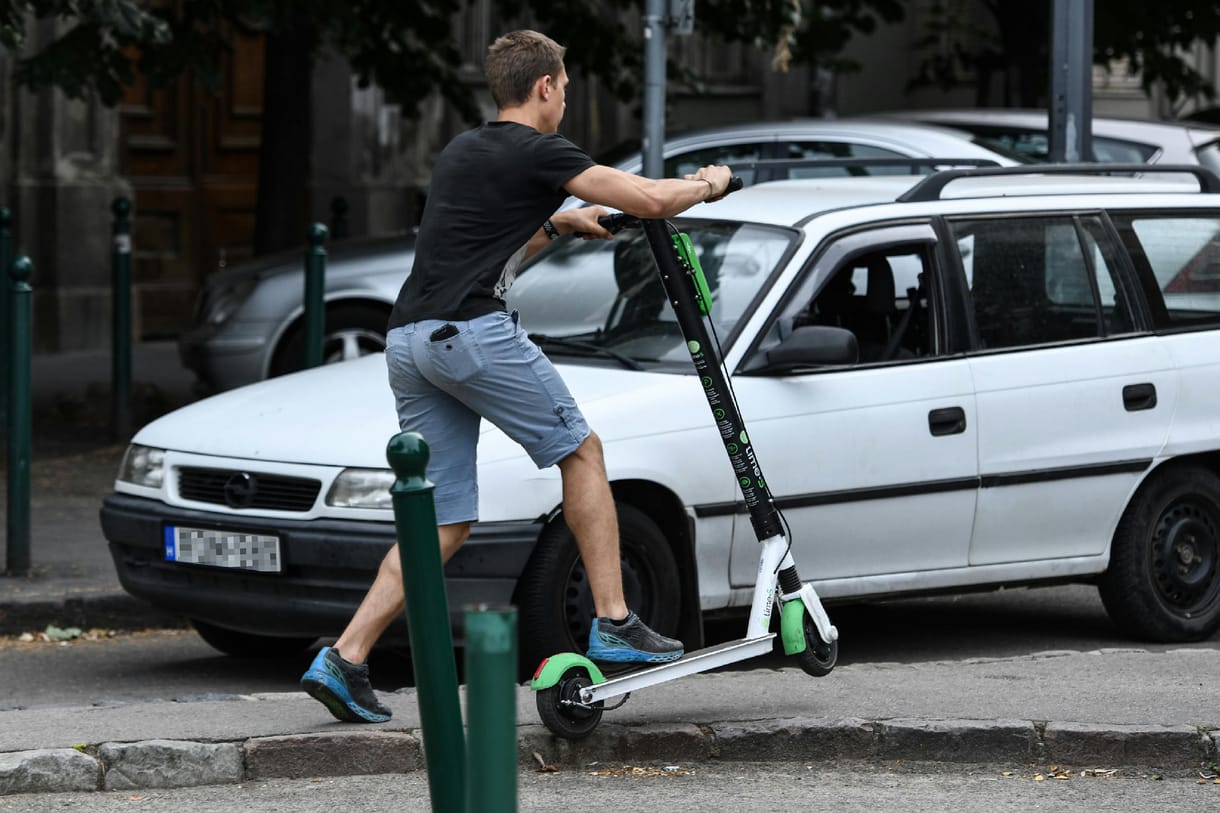 Kötelező lesz a sisak néhány esetben a bringásoknak, definiálják az elektromos roller fogalmát, és nagyobb védelmet élveznek majd a gyalogosok is az új KRESZ-ben