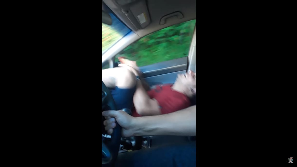 Az életével játszik, ha ilyen pózban ül az autóban