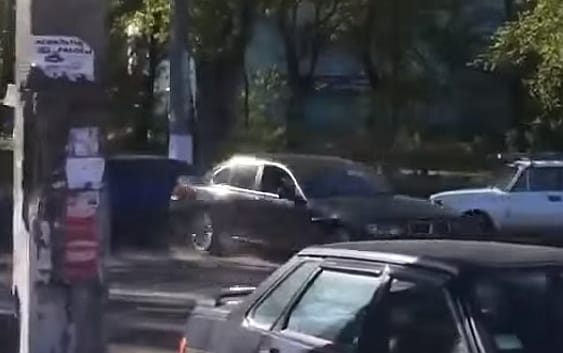 Megérezte, hogy összetörik a BMW-t, igaza lett – videó