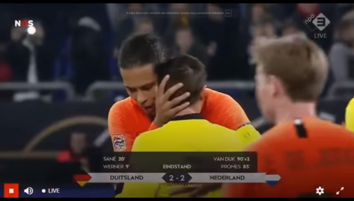 Megható jelenet: a holland focista vigasztalta a román bírót a meccs végén