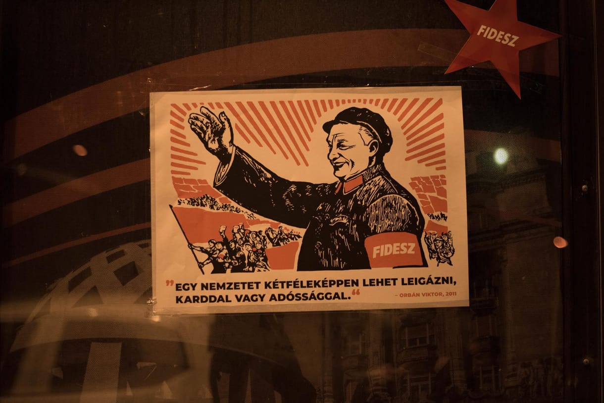 Vörös csillaggal és Orbán-idézettel plakátolta ki a Fidesz székházait a Momentum