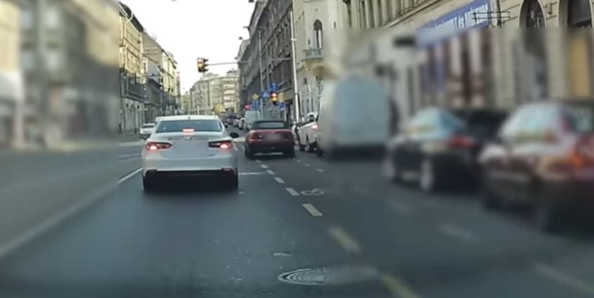 Ismét feltűnt a piros Astra, amelynek vezetője lényegében szabályok nélkül autózik – videó