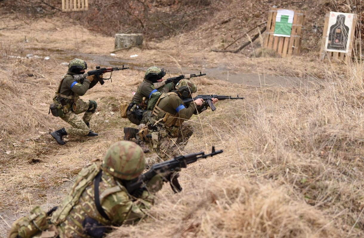 Mariupolból szinte nem maradt semmi, a NATO nem lép be a háborúba, humanitárius folyosókat nyitnak – percről percre az orosz–ukrán háborúról