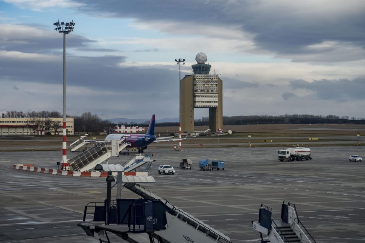 Tűzoltók várták az Air France Budapestre érkező párizsi járatát 