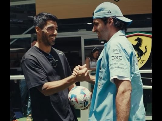 Felbukkant az Inter Miami sztárja, Luis Suarez a Ferrarinál, és Carlos Sainzzal szórakoztak egy kicsit – videó