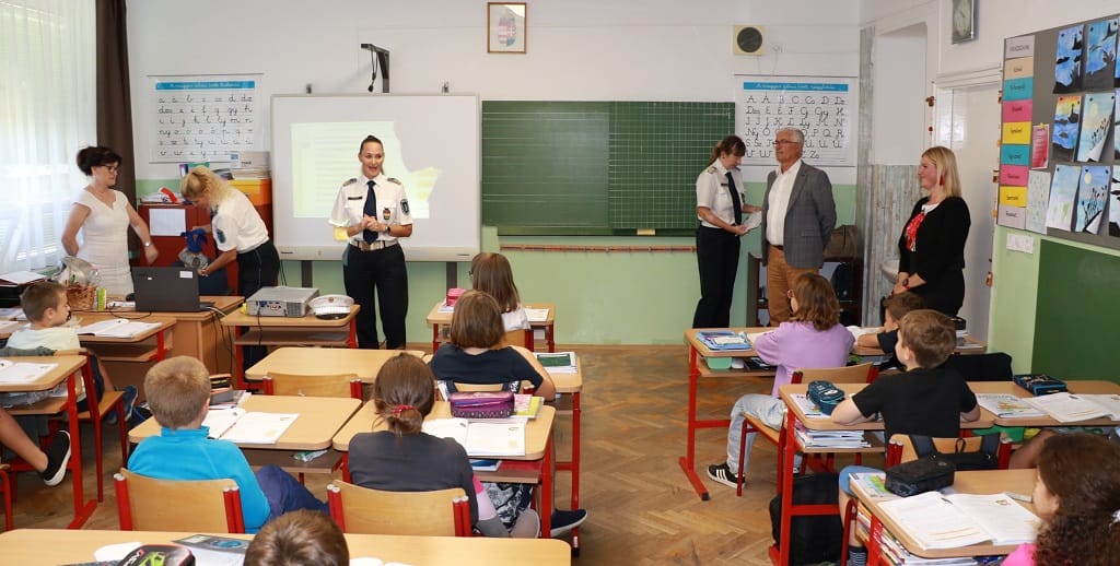 Emlékérmet kaptak a pécsi kisiskolások, akik kimentettek egy fuldokló horgászt az Orfűi-tóból