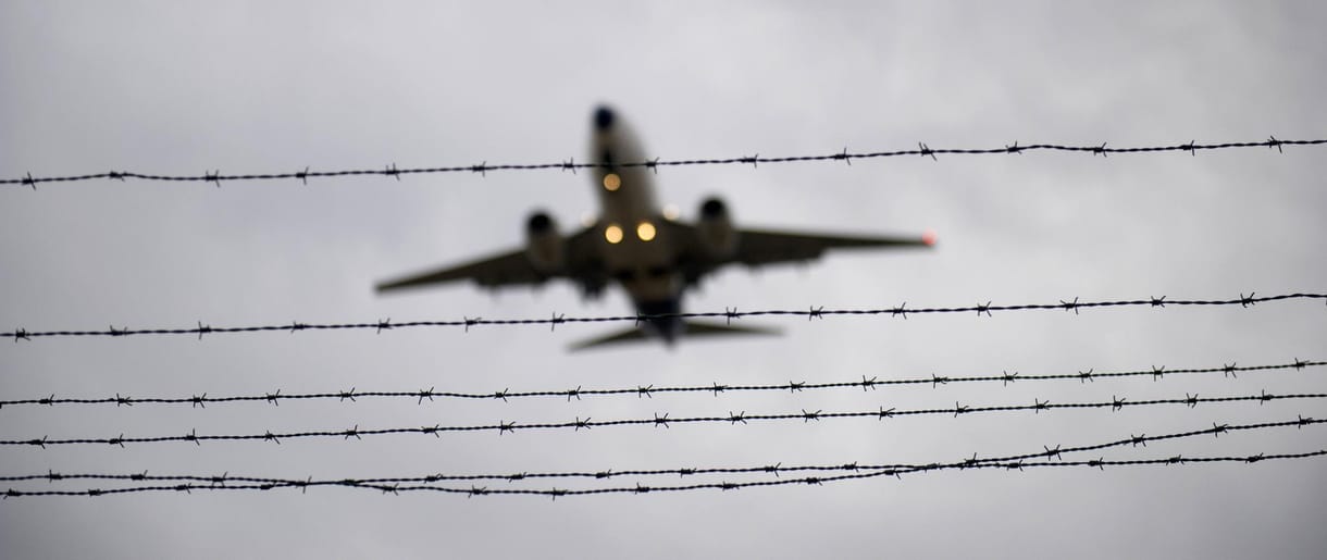 Külföldön is kiállítják a sorból a Kanadába repülő magyar romákat