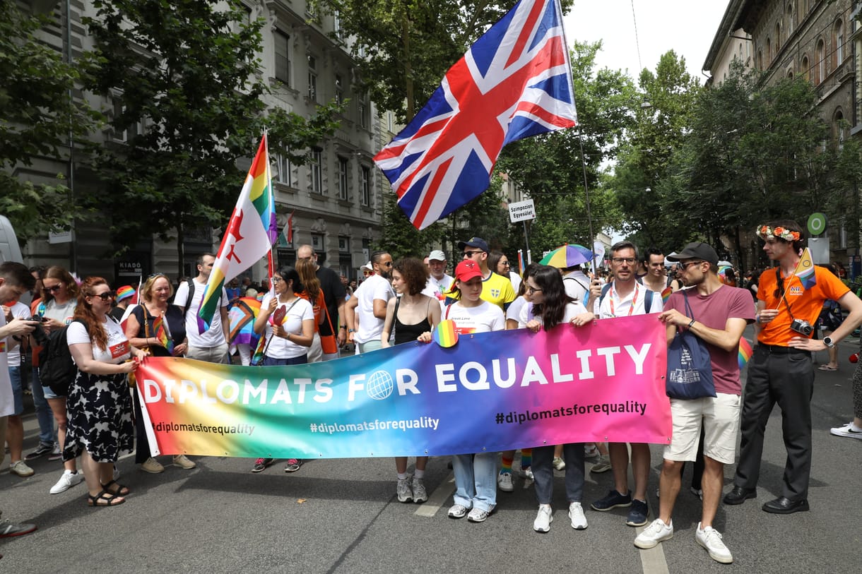Véget ért a Pride felvonulás, sok a rendőr és pár ellentüntető volt – képek