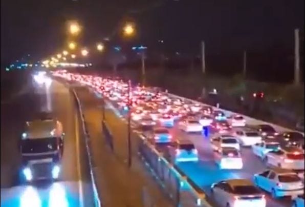 Menekülnek a civilek Teheránból, végtelen hosszúságú sorok a benzinkutaknál