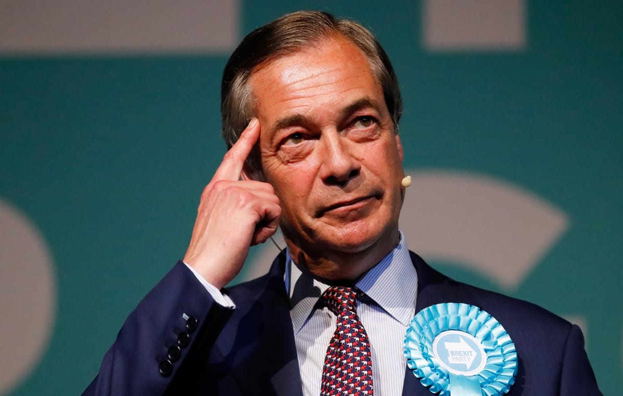 Turmixszal felfegyverkezett tüntetők miatt ragadt a buszán Farage
