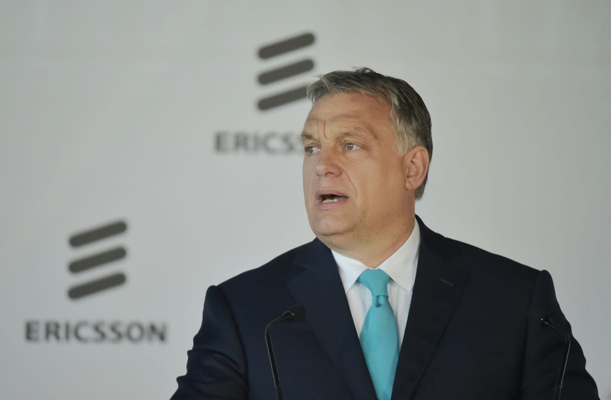 Orbán átadott egy székházat, és közben a valóság meghajlításáról beszélt