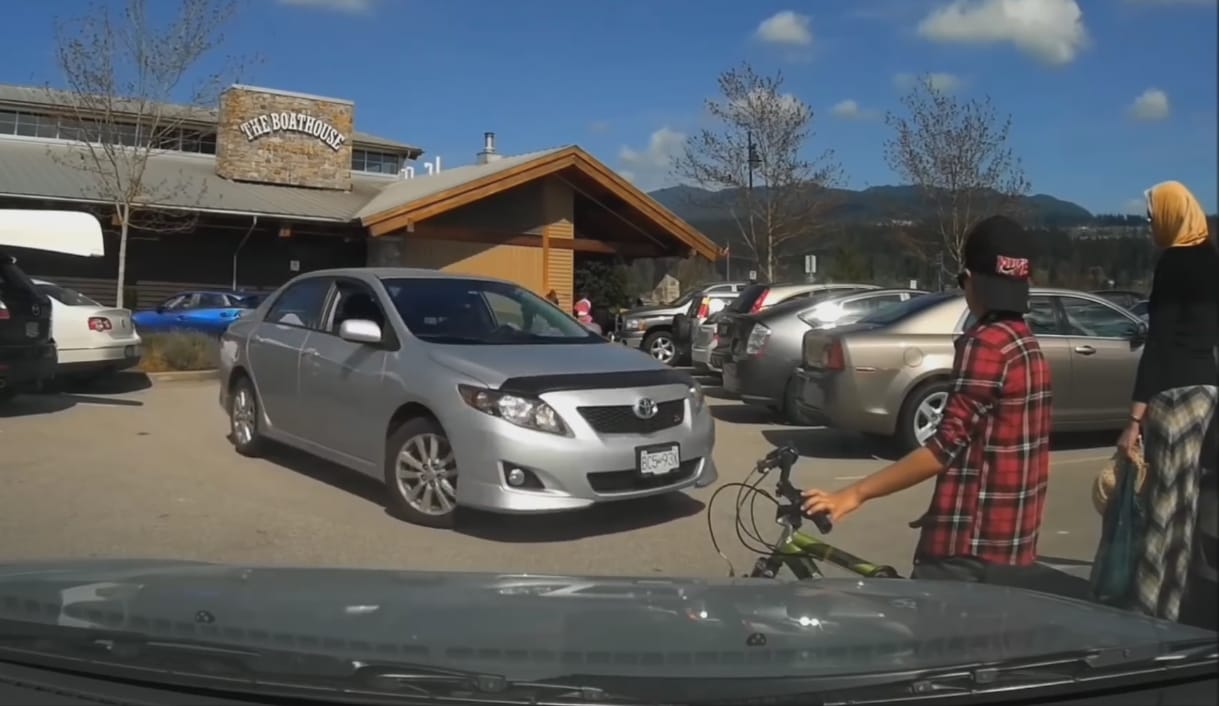 Ennél dühítőbb parkolási trükköt még biztosan nem látott – videó