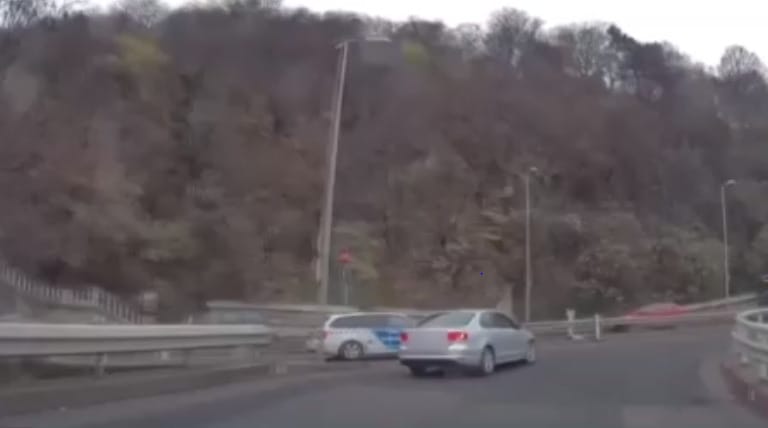 Videón, ahogy a szabálytalan rendőrök nem adják meg az elsőbbséget