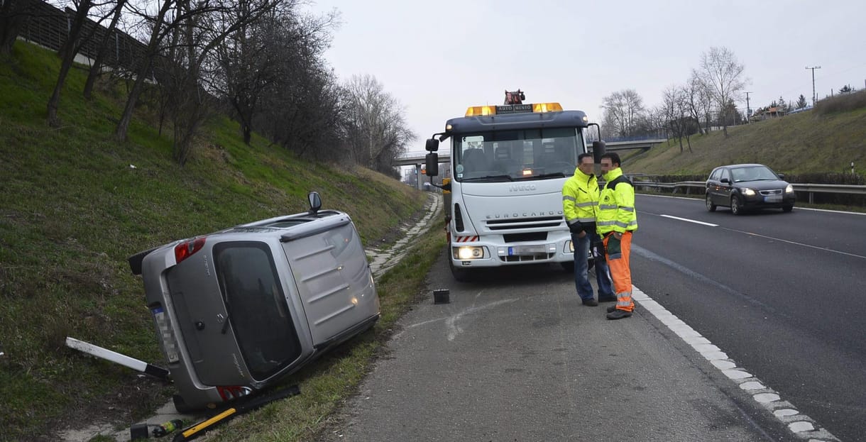 Fotó: árokban kötött ki egy Suzuki az M3-ason