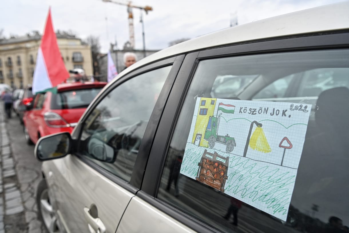 Elindult a Hősök teréről a tanárok melletti autós demonstráció – videó