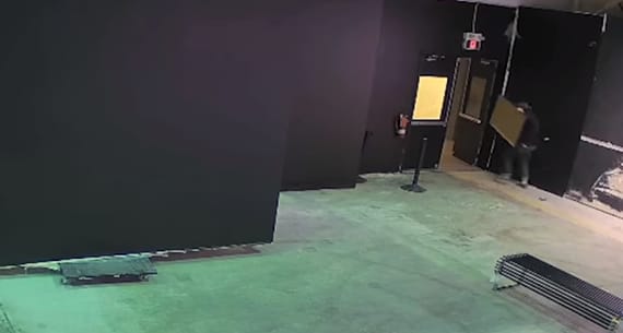 Lenyúlták Banksy egyik képét egy torontói kiállításról, 35 ezer dollár a kár – videó