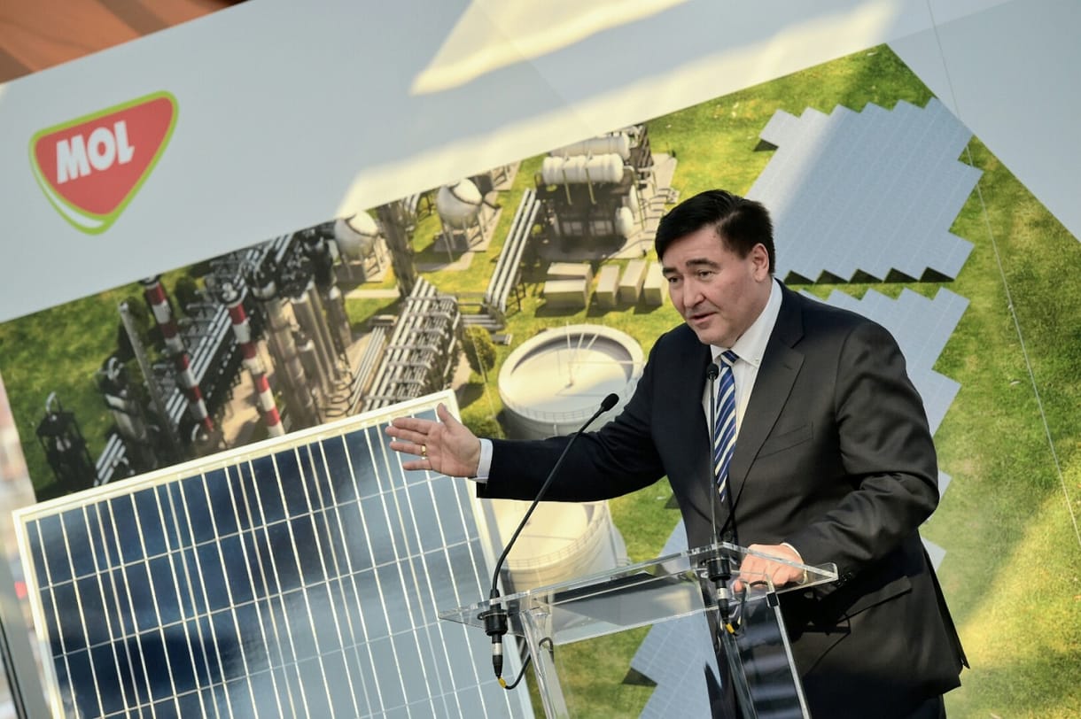 Elektromos autók, napelemparkok – Musk babérjaira tör a Mol?