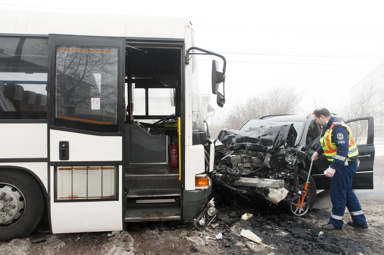 Terepjáró és busz ütközött, tucatnyi a sérült – fotók