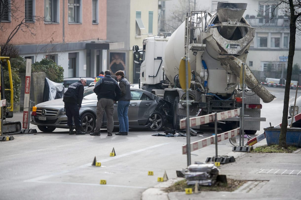 Tüzet nyitott egy férfi a rendőrökre Zürichben