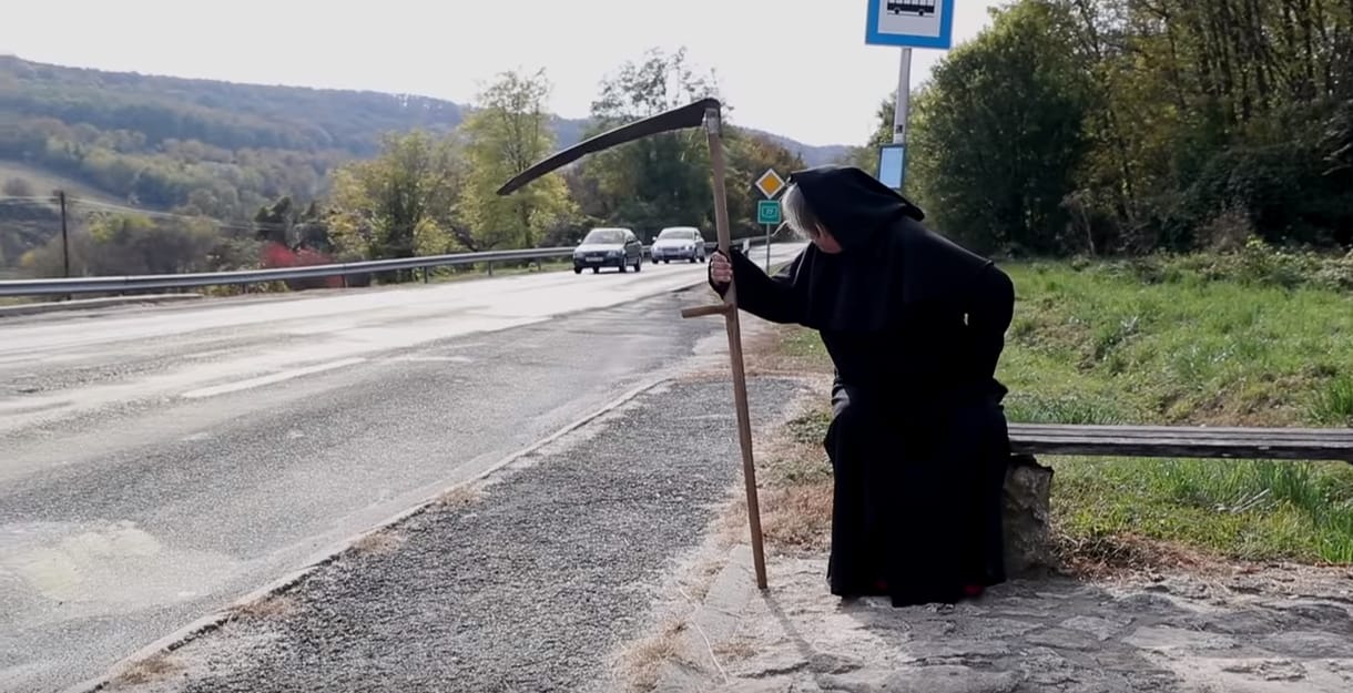 „Ne adj esélyt a kaszásnak!” – a halálnak öltözött Badár Sándorral kampányol a rendőrség – videó